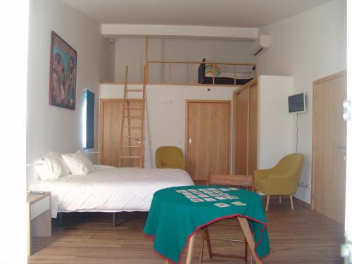 Un dormitorio con una cama con una manta verde. en Herdade Rodrigo Afonso, en São Teotónio