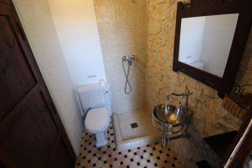 Bathroom sa Rocasol - rustic finca for nature lovers in Benissa