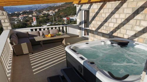 - un bain à remous sur le balcon d'un bâtiment dans l'établissement Apartments Mi&Ni, à Cavtat
