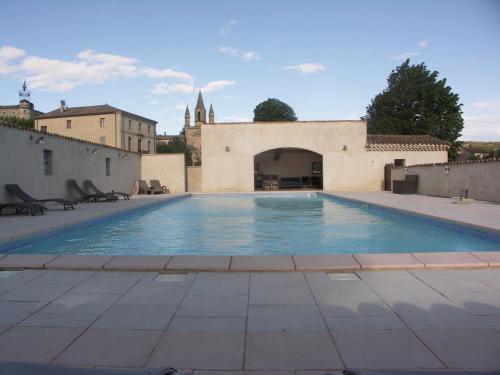 une piscine au milieu d'un immeuble dans l'établissement Domaine Saint Martin, à Valliguières