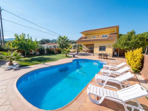 a swimming pool with lounge chairs and a house at Club Villamar - Admirada in San Poncio