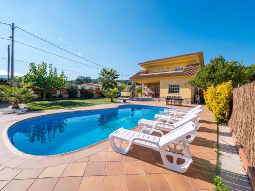 a villa with a swimming pool and lounge chairs at Club Villamar - Admirada in San Poncio