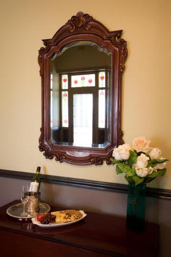 a table with a plate of food and a mirror at Country Bakehouse Accommodation in Spalding