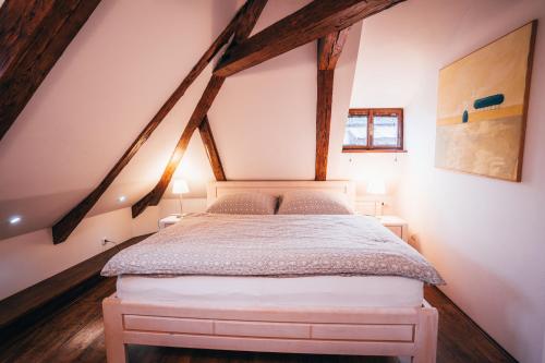 sypialnia z łóżkiem na poddaszu w obiekcie Designer Loft w Czeskim Krumlovie