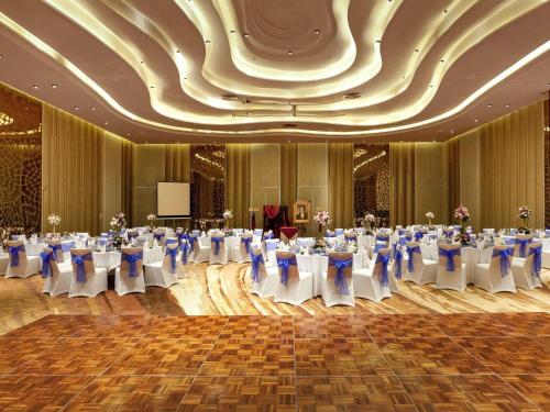 Restaurace v ubytování Pullman Phuket Arcadia Naithon Beach