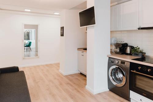 eine Küche mit Waschmaschine in der Unterkunft N&B Apartments in Cluj-Napoca