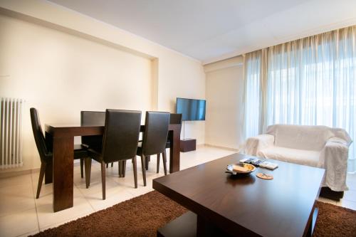 Homey Penthouse in Kypseli