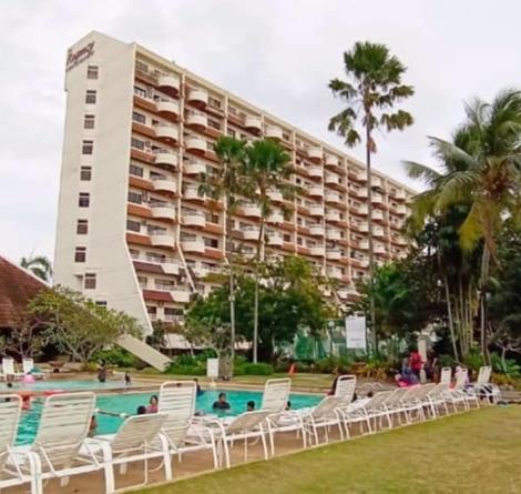 un hôtel avec des chaises, une piscine et un bâtiment dans l'établissement Reco Homestay@ The Regency Tanjung Tuan Beach Resort Port Dickson Tepi Pantai, à Port Dickson