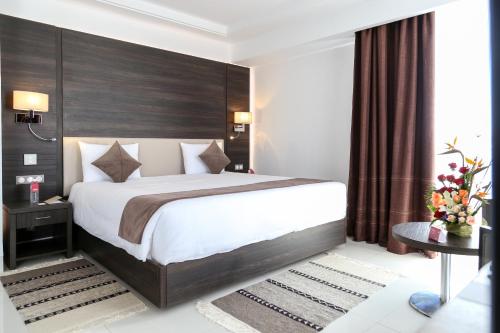 1 dormitorio con 1 cama grande y 1 mesa en Radisson Hotel Sfax en Sfax