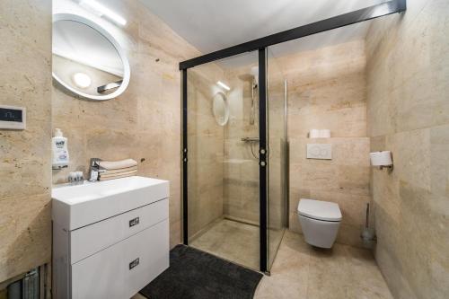 y baño con ducha, aseo y lavamanos. en KIRÁLY 28 fsz CENTER 2 BEDROOM APARTMENT WITH AIRCON, en Budapest