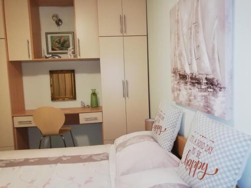 een woonkamer met een witte bank en een bureau bij I&J Relaxing Beach Apartments in Račišće