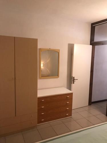 y baño con tocador y espejo. en Home in Villaggio I Fari, en Porto San Paolo