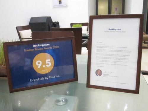 Thissa Inn Hotelに飾ってある許可証、賞状、看板またはその他の書類