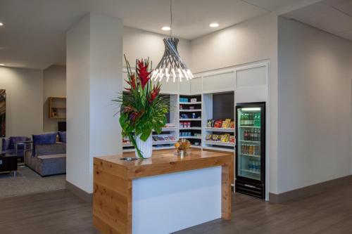 Cucina o angolo cottura di Holiday Inn Cleveland Clinic by IHG