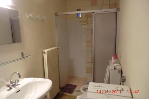 une salle de bain avec une douche, un lavabo et des toilettes dans l'établissement Les Passereaux 2, à Saint-Gervais-les-Bains