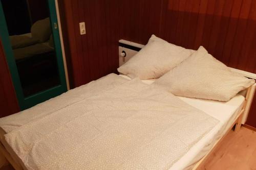 A bed or beds in a room at Villa Kunterbunt