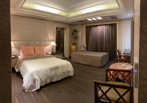 Un pat sau paturi într-o cameră la Zhi Baishan Motel