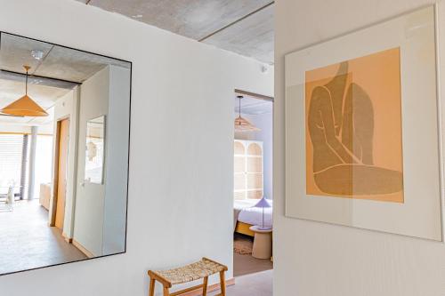 a living room with a picture on the wall at Strandhotel Zoomers in Castricum