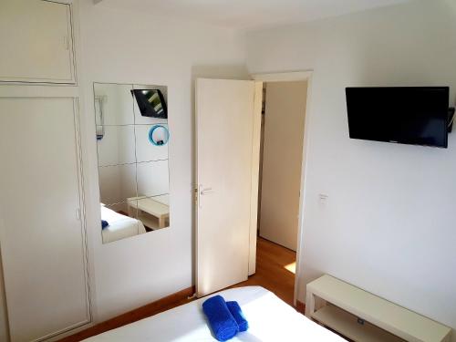 a room with a mirror and a bed and a tv at Apartamento Jumilla Vista Mar 22 in Playa del Ingles