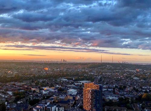 a view of a city with a cloudy sky at Ultra Modern Room in London