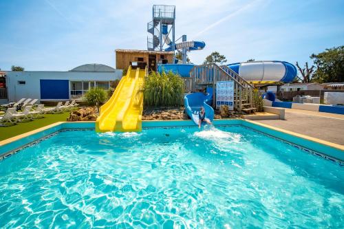 une personne sur un toboggan aquatique dans une piscine dans l'établissement Camping Paradis Le Zagarella, à Saint-Jean-de-Monts