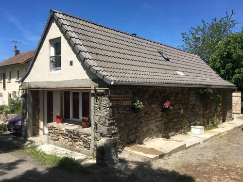 a small stone house with a roof at La grange de Maurines in Maurines