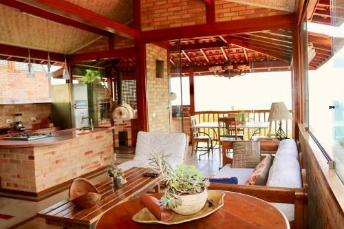- un salon avec un canapé et une table dans l'établissement Villa La Dolce Vita, à Ilhabela