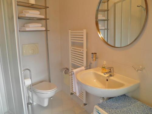 グラヴェドーナにあるProseccoのバスルーム(洗面台、トイレ、鏡付)