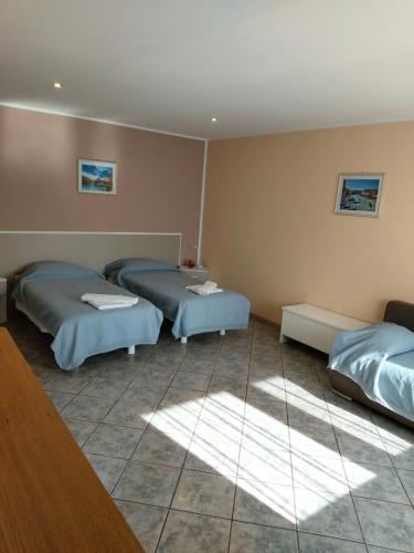 a room with three beds in a room at Pensiunea B&B Casa Italia in Timişoara