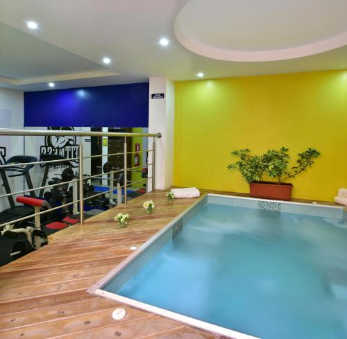una piscina en una habitación con gimnasio en Hotel Gran Mariscal Quito, en Quito