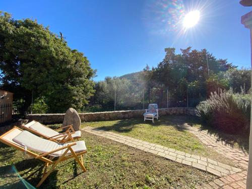 d'une terrasse avec une chaise et une chaise. dans l'établissement Residenze S'ABBAIDA, à Tanaunella