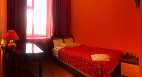 En eller flere senge i et værelse på Pekin Hotel