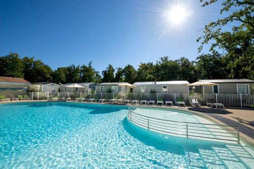 - une grande piscine dans un complexe d'appartements dans l'établissement Camping Les Chèvrefeuilles - Maeva, à Royan
