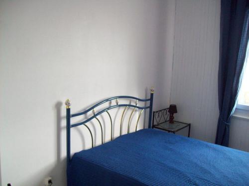 1 dormitorio con cama azul y manta azul en Appt face mer, en Le Portel