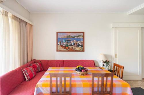 Two Bedroom Apartment Near Alimos Marina !にあるシーティングエリア