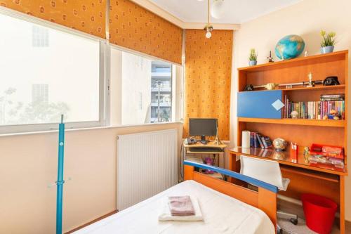 Two Bedroom Apartment Near Alimos Marina !にあるキッチンまたは簡易キッチン