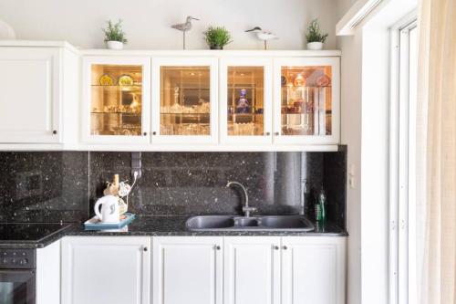 Two Bedroom Apartment Near Alimos Marina !にあるキッチンまたは簡易キッチン
