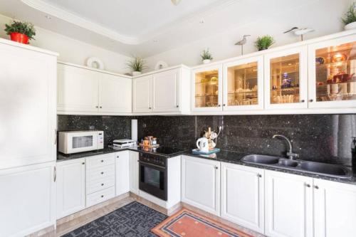 Two Bedroom Apartment Near Alimos Marina !にあるキッチンまたは簡易キッチン