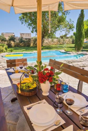 Piscina en o cerca de The Chateau