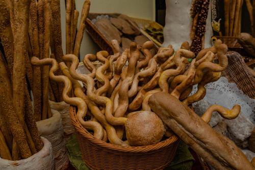 een mand gevuld met houten stokjes op een tafel bij Sand Beach Resort in Hurghada