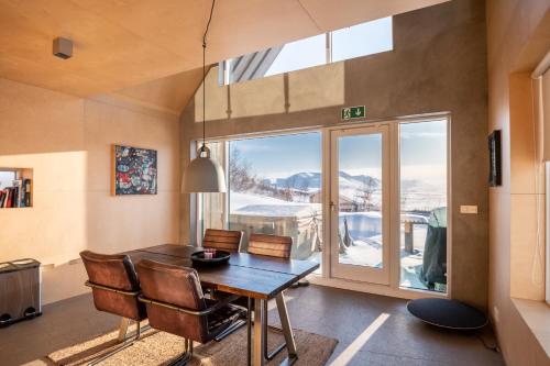 ein Esszimmer mit Tisch und Stühlen und einem Fenster in der Unterkunft Viking Cottages & Apartments in Akureyri