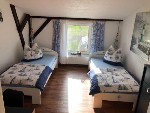 Giường trong phòng chung tại Ferienwohnungostseeblick