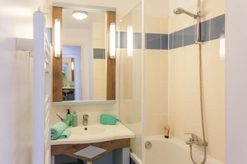 a bathroom with a sink and a shower at Résidence Pierre & Vacances Cap-Morgat in Crozon