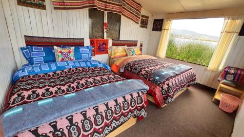 เตียงในห้องที่ Uros Quechua`s Lodge Titicaca