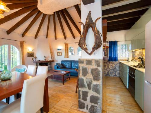 eine Küche und ein Wohnzimmer mit einem Tisch und einem Esszimmer in der Unterkunft Holiday Home Vista Ifach by Interhome in La Canuta