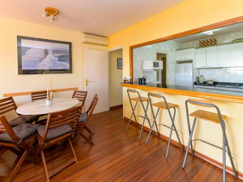 cocina y comedor con mesa y sillas en Apartment Vallpineda San Fermin by Interhome, en Sitges