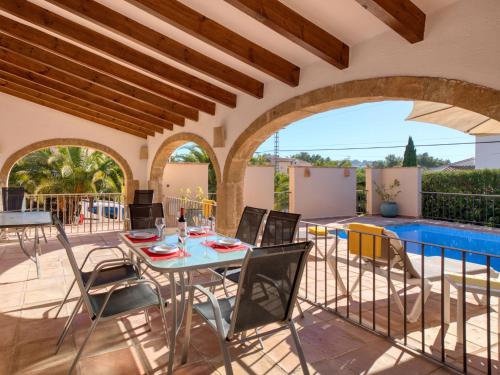 un patio con mesa y sillas y una piscina en Holiday Home Pomeraj by Interhome en Balcón del Mar