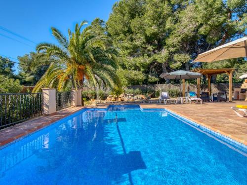 una piscina con una palmera y una sombrilla en Holiday Home Pomeraj by Interhome en Balcón del Mar