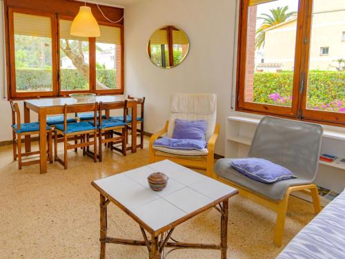 - un salon avec une table et des chaises dans l'établissement Holiday Home Francia by Interhome, à Sitges