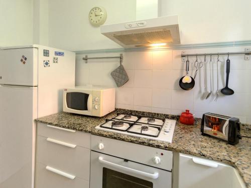 cocina con fogones horno superior junto a un microondas en Holiday Home Francia by Interhome, en Sitges